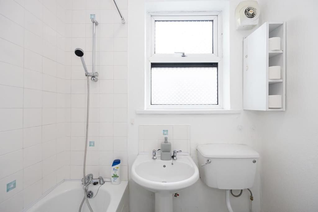 Bright & Modern 3 Bedroom Old Trafford Home Manchester Eksteriør bilde