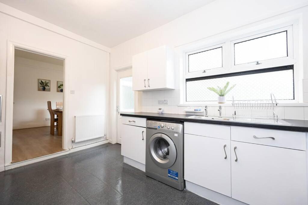 Bright & Modern 3 Bedroom Old Trafford Home Manchester Eksteriør bilde